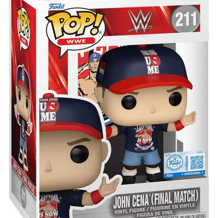 Funko POP! WWE John Cena Final Match #211 med blå og rød kasket, mørk T-shirt og armene ud til siderne.