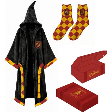Harry Potter Gryffindor-gavesæt med sort fleece-kappe med spids hætte, røde og gyldne kanter samt matchende ternede sokker.