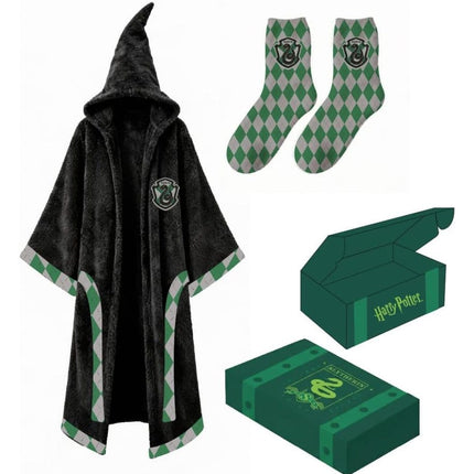 Harry Potter Slytherin-gavesæt med sort fleece-kappe med spids hætte, grønne og grå kanter samt matchende ternede sokker.