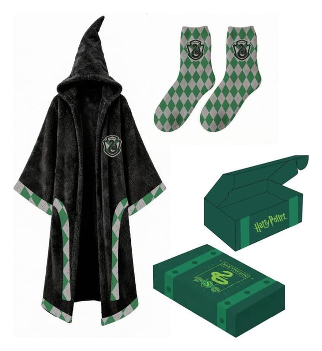 Harry Potter Slytherin-gavesæt med sort fleece-kappe med spids hætte, grønne og grå kanter samt matchende ternede sokker.